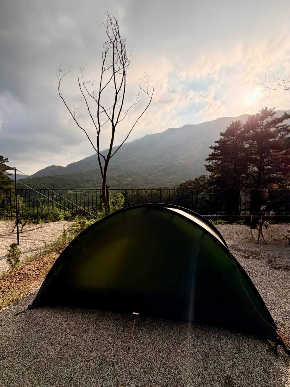 산을 바라보는 텐트